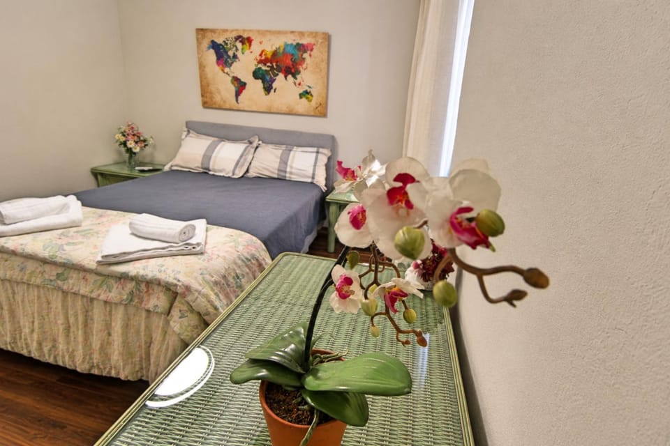 Photo of the whole room, towels