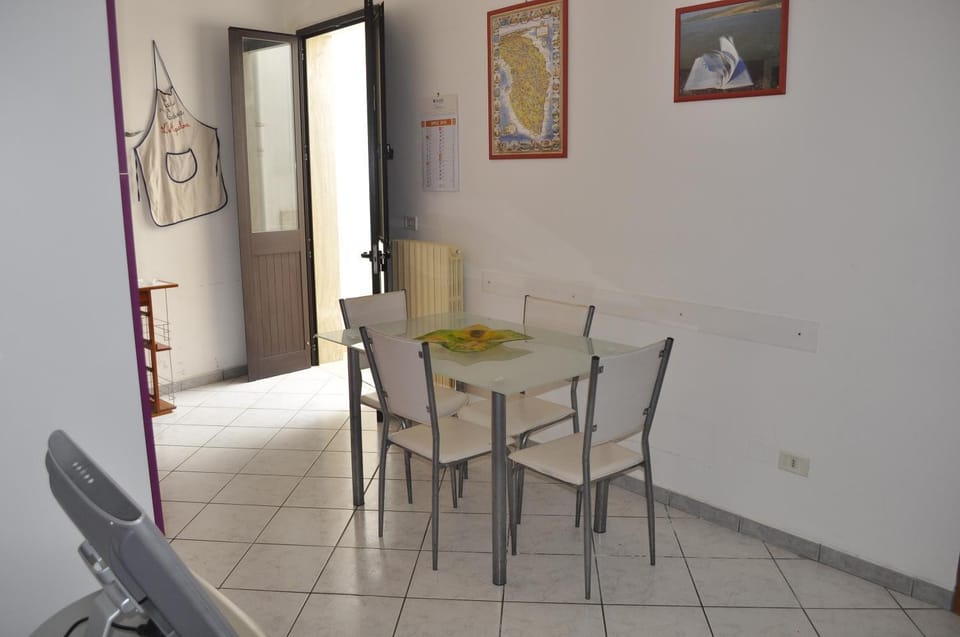 Communal lounge/ TV room, TV and multimedia, Coffee/tea facilities, Living room, Seating area, Dining area, Communal kitchen