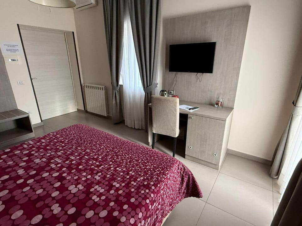 Bed, TV and multimedia, Photo of the whole room, Bedroom, wardrobe