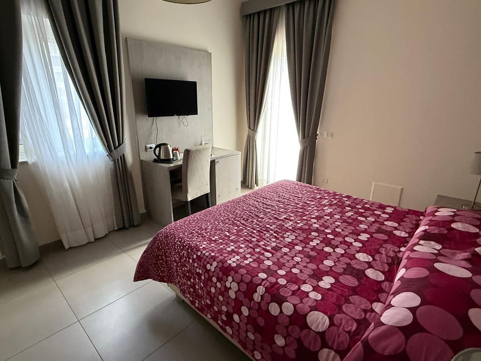 Bed, TV and multimedia, Photo of the whole room, Bedroom