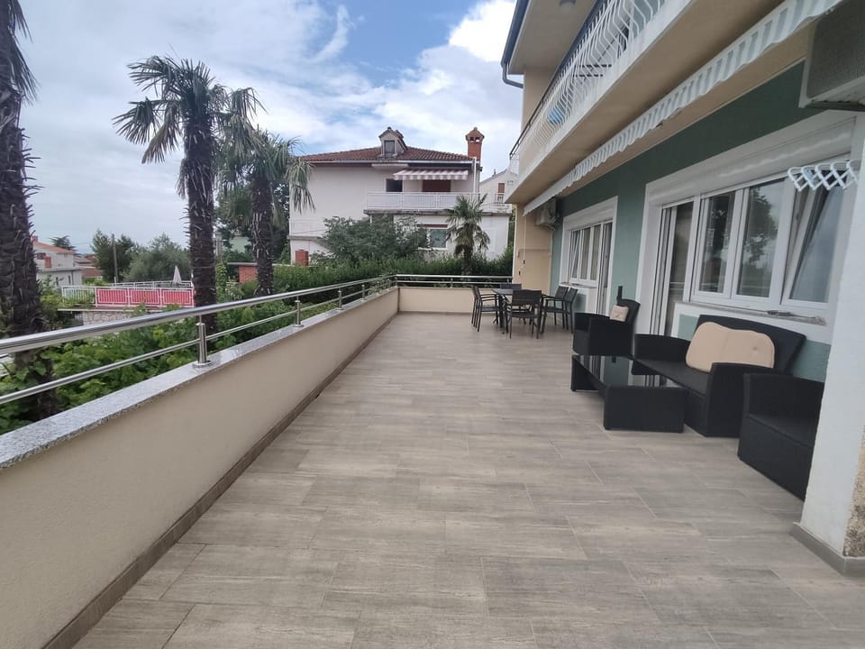 Property building, Patio, Day, TV and multimedia, View (from property/room), Balcony/Terrace, pet friendly