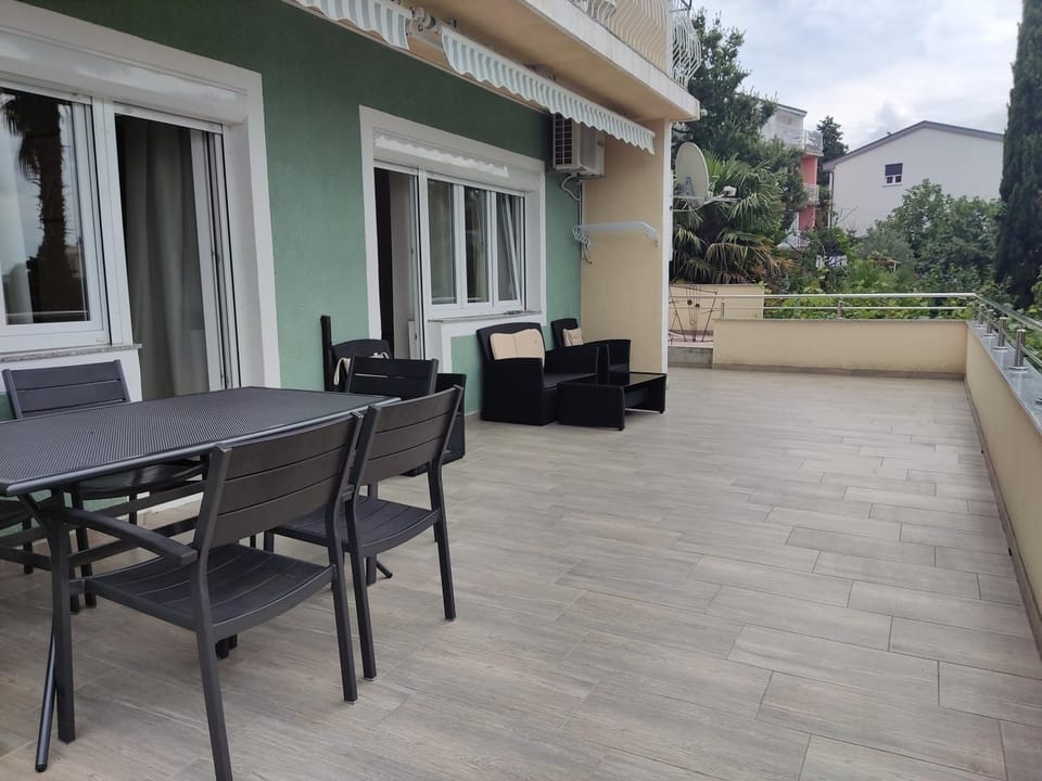 Property building, Day, View (from property/room), Balcony/Terrace, Seating area, Dining area, Sea view