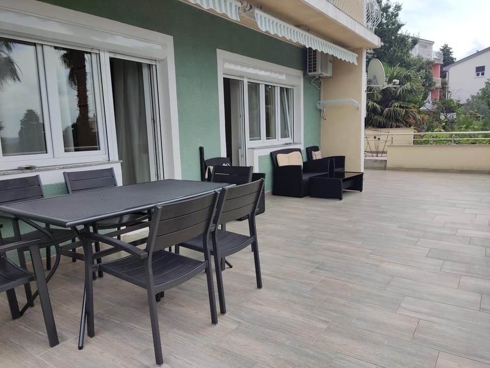 Property building, Patio, View (from property/room), Balcony/Terrace, Seating area, Dining area, Sea view