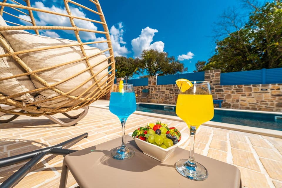 Patio, Swimming pool, Drinks