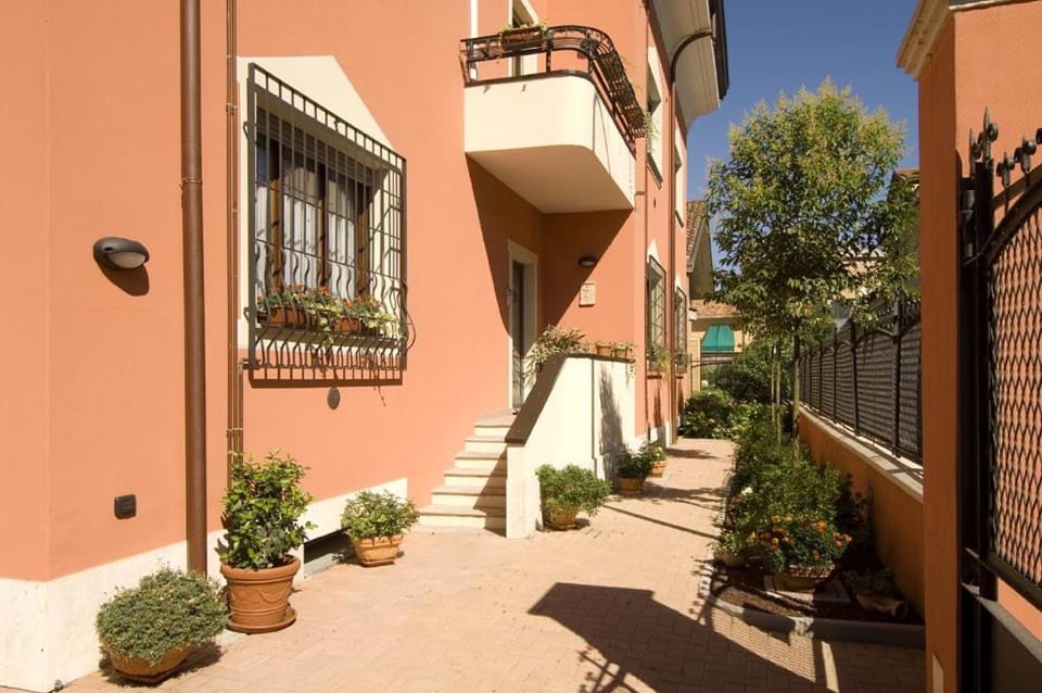 Facade/entrance