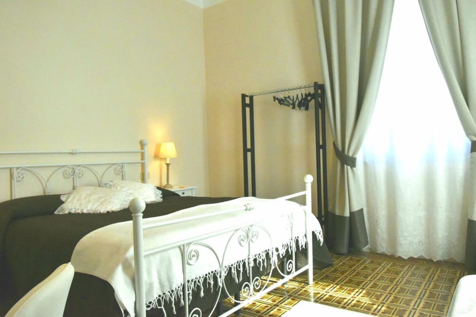 Bed, Photo of the whole room, Decorative detail, Bedroom