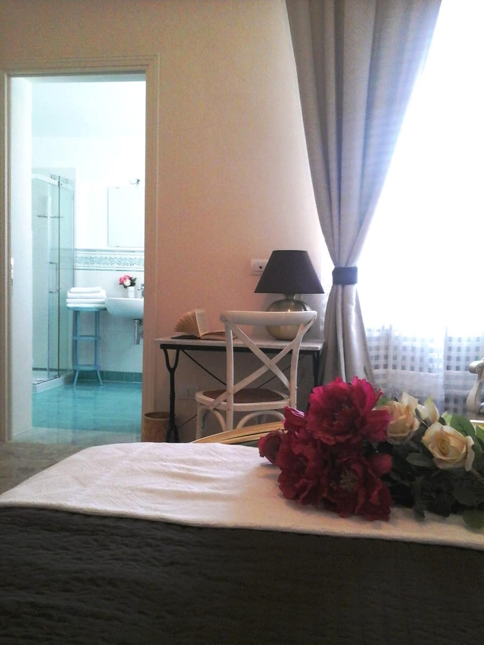 Photo of the whole room, Decorative detail