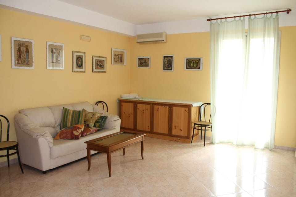 Communal lounge/ TV room, Lobby or reception