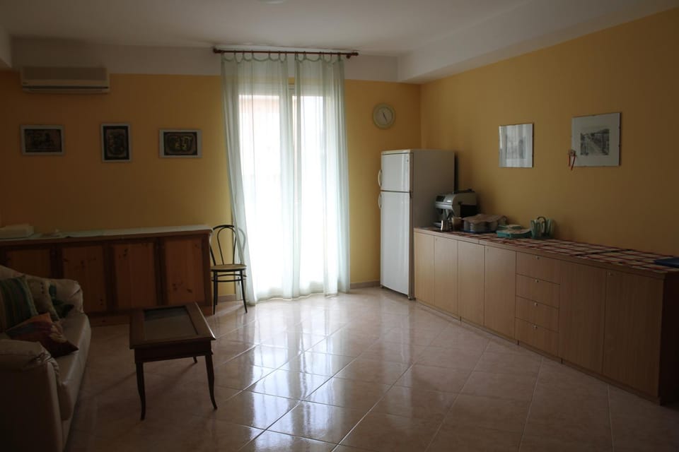 Communal lounge/ TV room, Coffee/tea facilities, Living room, Lobby or reception