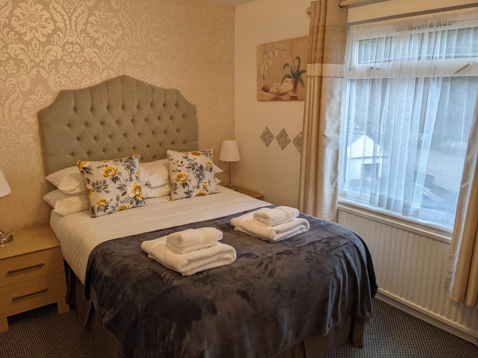 Bed, Bedroom, towels