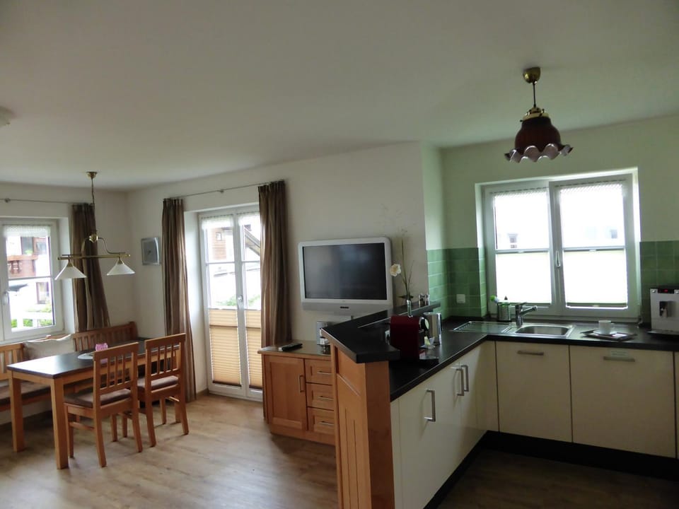 TV and multimedia, Kitchen or kitchenette, Dining area