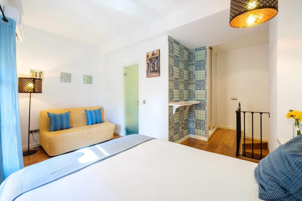 Bed, Living room, Photo of the whole room, Seating area, Bedroom