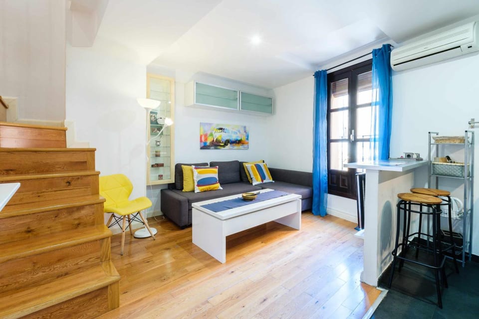 Kitchen or kitchenette, Photo of the whole room, Seating area, minibar, air conditioner