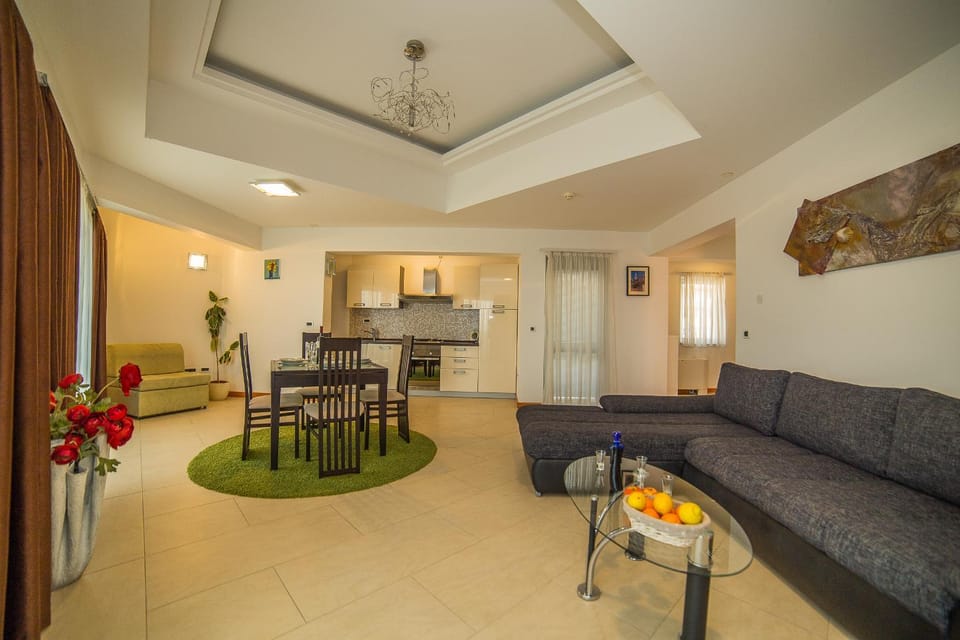 Kitchen or kitchenette, Living room, Seating area, Dining area