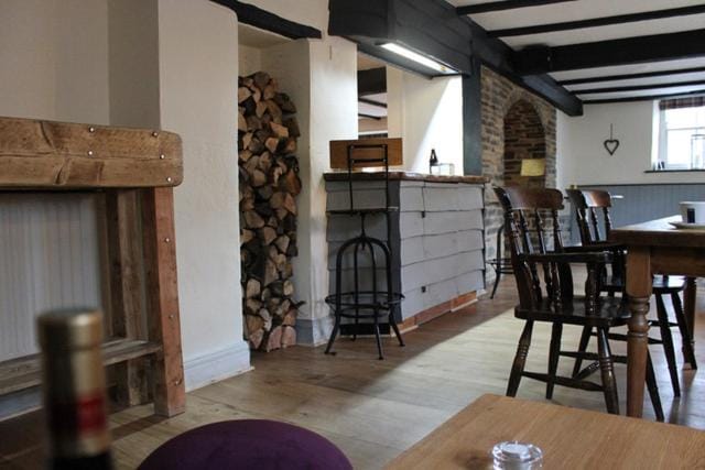 Restaurant/places to eat, Lounge or bar