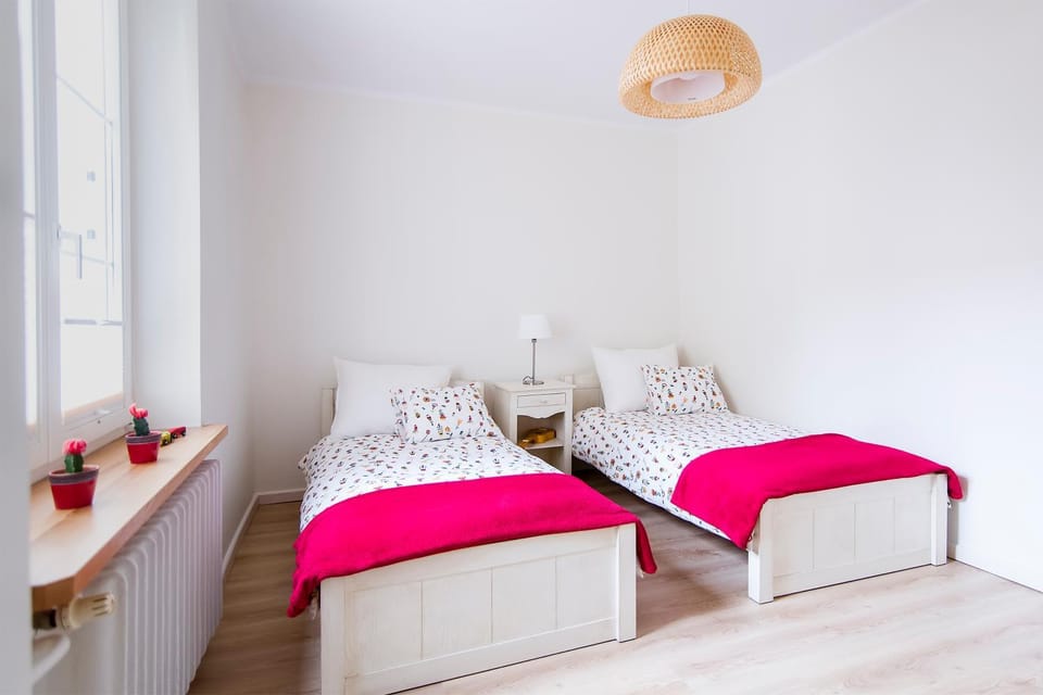 Bed, TV and multimedia, Bedroom