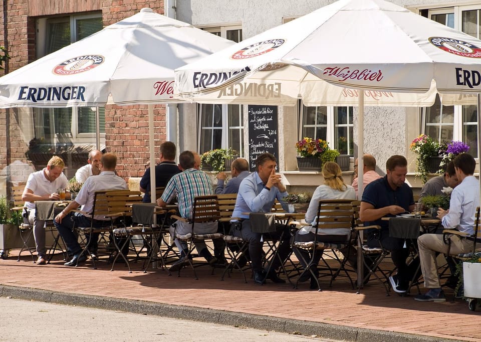 Restaurant/places to eat, Day, People, Summer, On site, group of guests