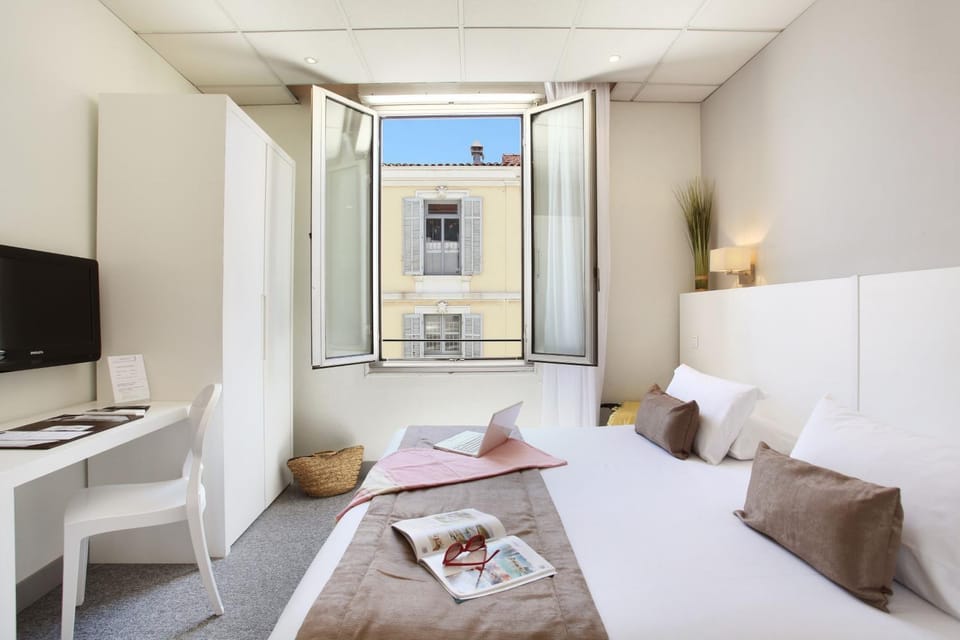 Shower, Bed, Photo of the whole room, Bedroom, wardrobe, air conditioner