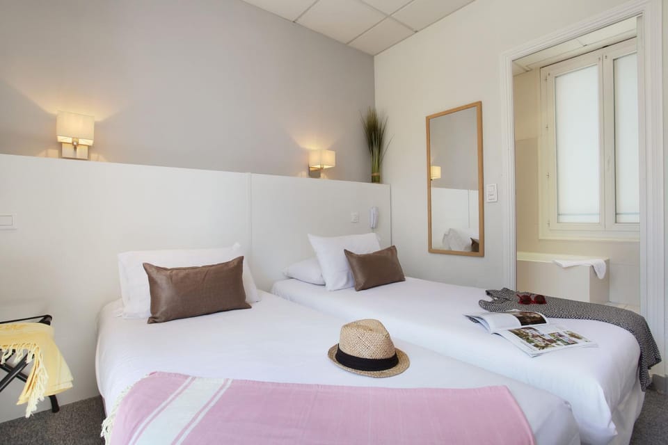 Bed, TV and multimedia, Bedroom, Continental breakfast, air conditioner