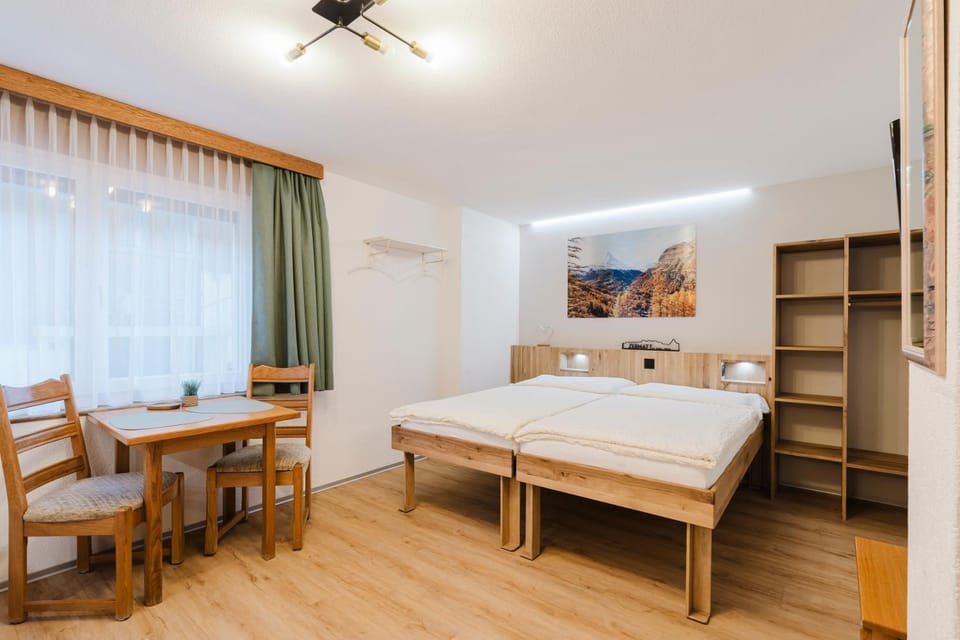 Bed, Living room, Photo of the whole room, Seating area, Dining area, Bedroom