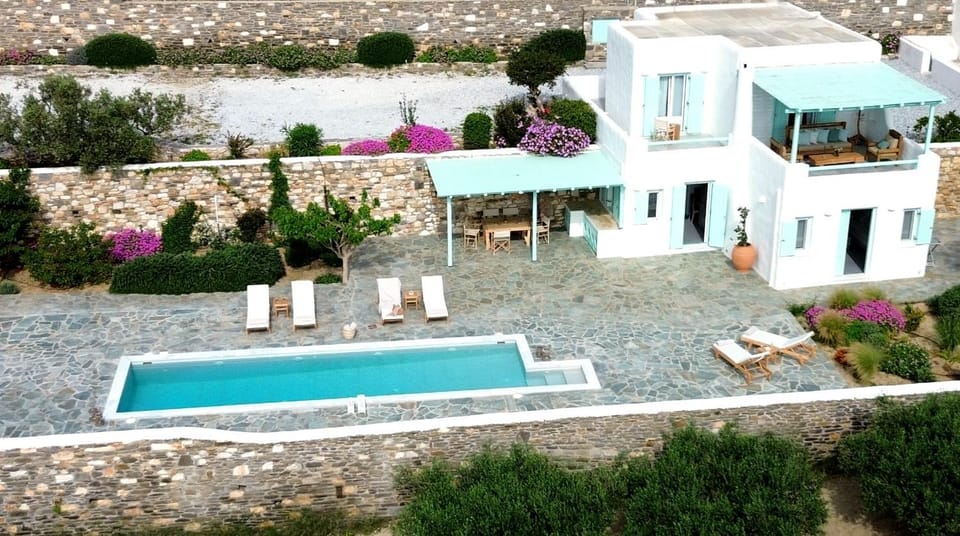 Property building, Patio, Day, Pool view, Swimming pool, sunbed