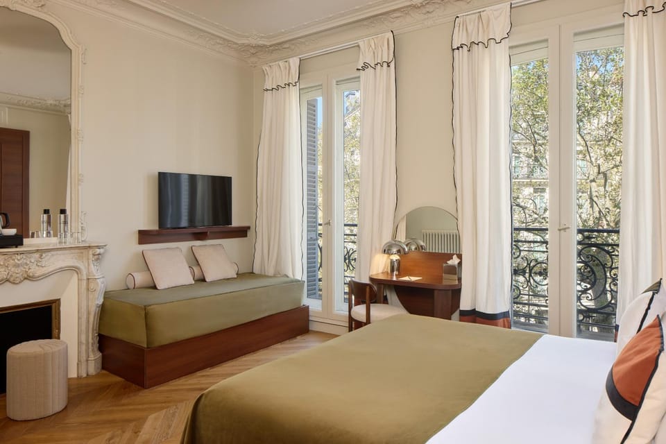Bed, TV and multimedia, Photo of the whole room, Seating area, Bedroom