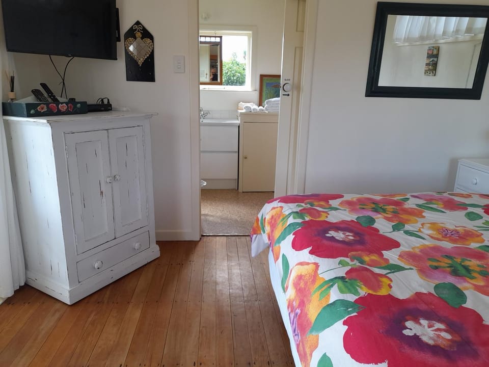 Bed, TV and multimedia, Bedroom