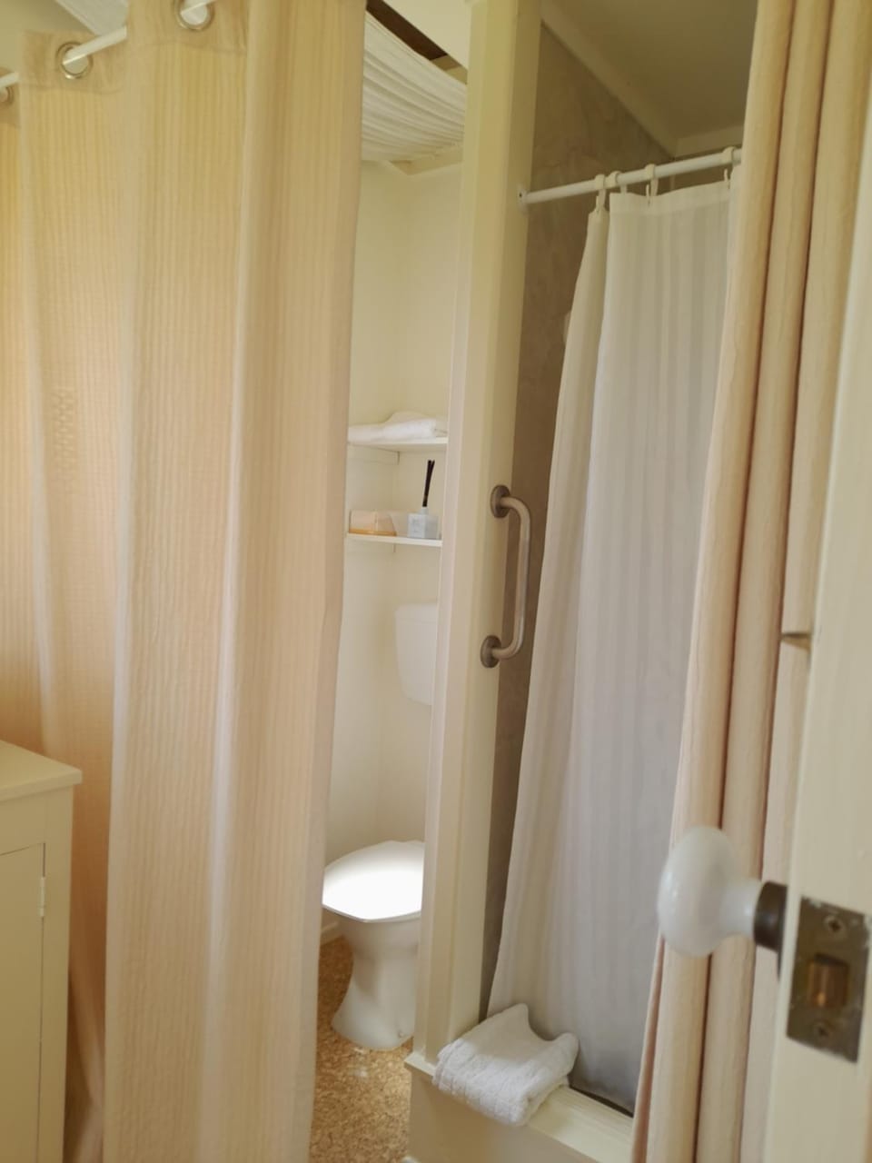 Shower, Toilet