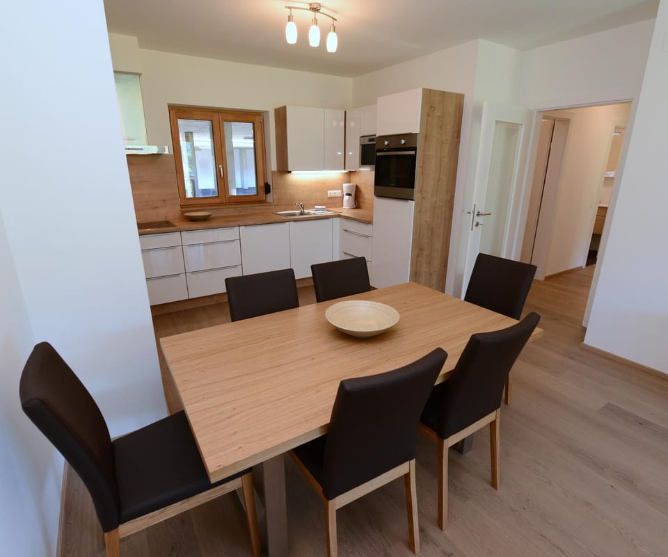 Kitchen or kitchenette, Seating area