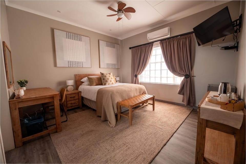 Bed, TV and multimedia, Bedroom