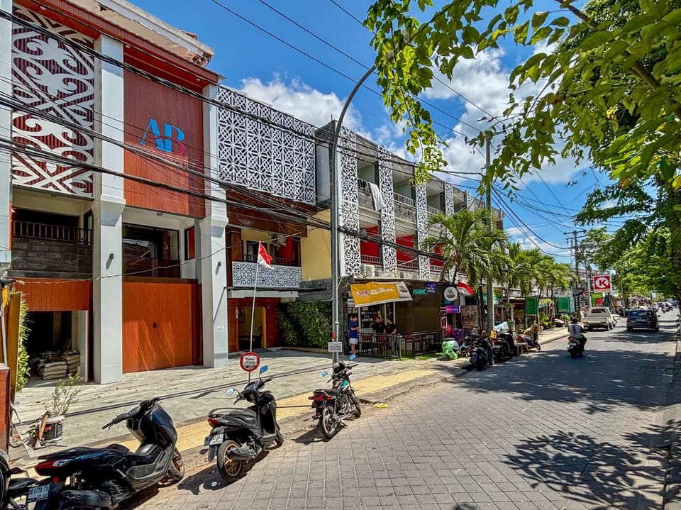 Property building, Day, Neighbourhood, Street view, Location, Parking