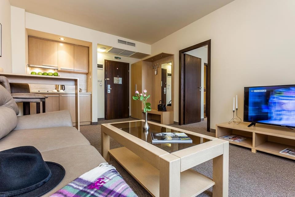 Communal lounge/ TV room, People, Kitchen or kitchenette, Living room, Food and drinks, Other, Photo of the whole room, Decorative detail, Seating area, Guests, children, young children, older children, group of guests, Family