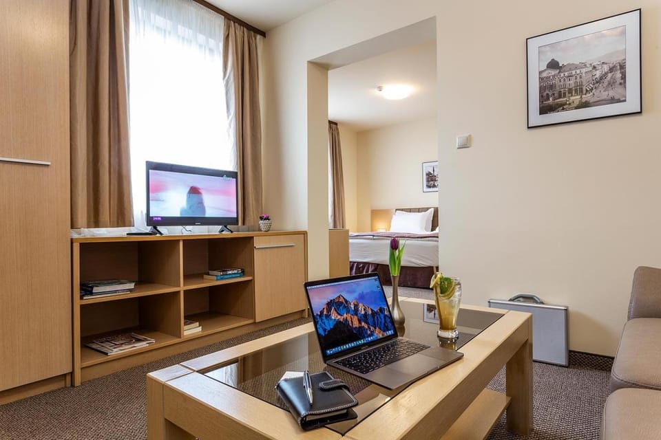 Communal lounge/ TV room, People, Living room, Other, Photo of the whole room, Decorative detail, Seating area, Bedroom, Guests, children, young children, older children, group of guests, Family, Quiet street view