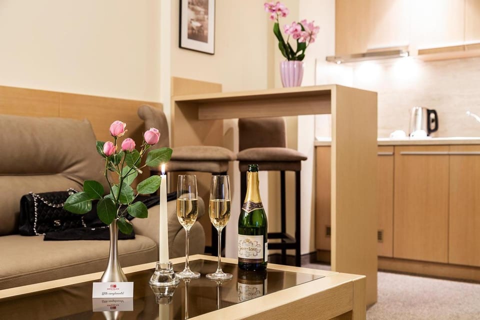 Coffee/tea facilities, Kitchen or kitchenette, Living room, Food and drinks, Photo of the whole room, Decorative detail, Seating area, Dining area, Guests, Meals, Drinks, Alcoholic drinks, children, young children, older children, group of guests, Family