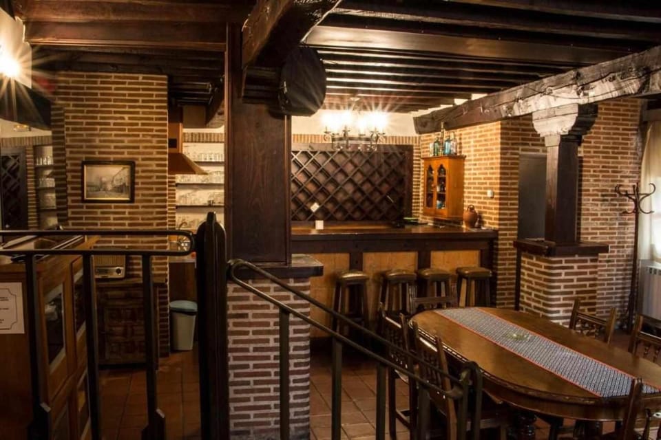 Restaurant/places to eat, Communal lounge/ TV room, BBQ facilities, Lounge or bar, Dining area, Communal kitchen, Food, Meals