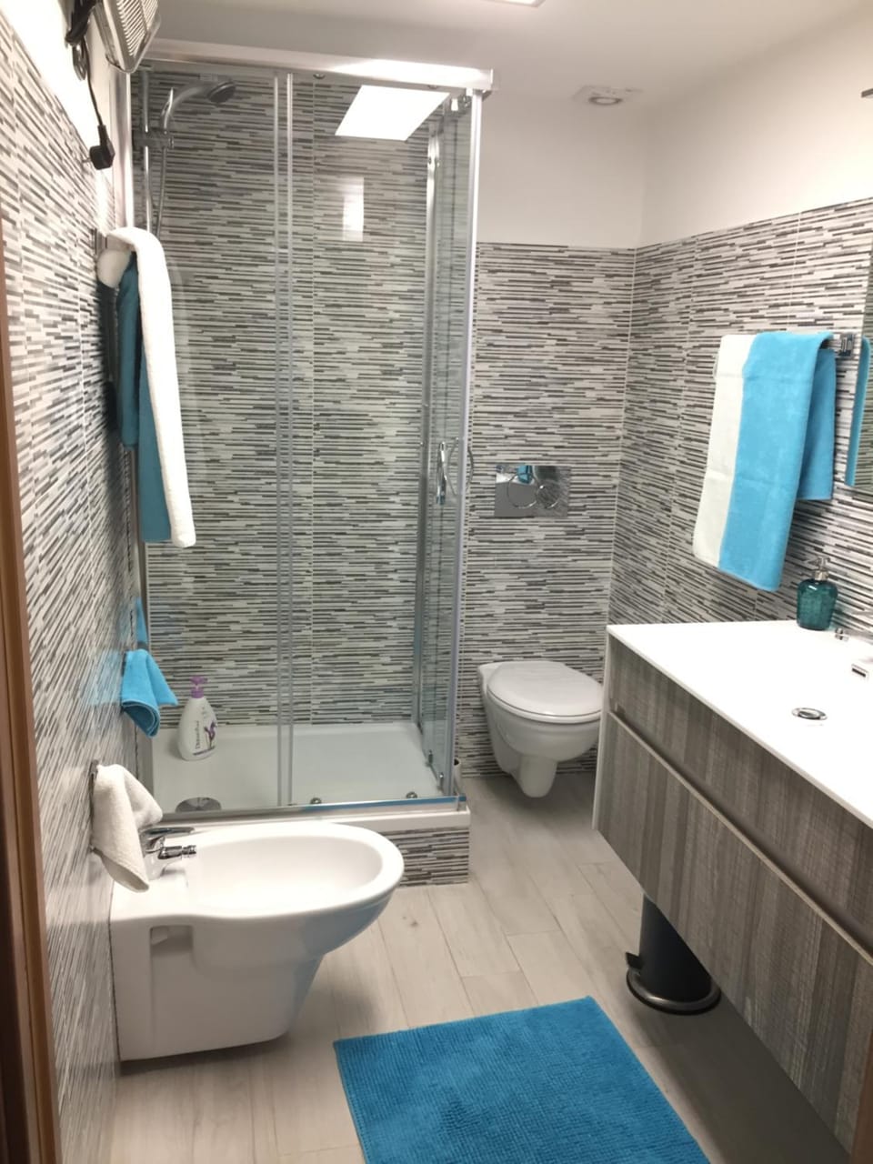 Shower, Toilet, Bathroom, bidet, towels