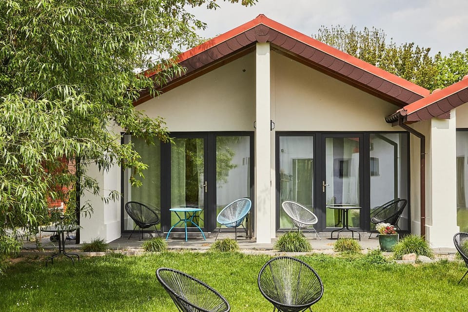 Property building, Patio, Facade/entrance, Garden