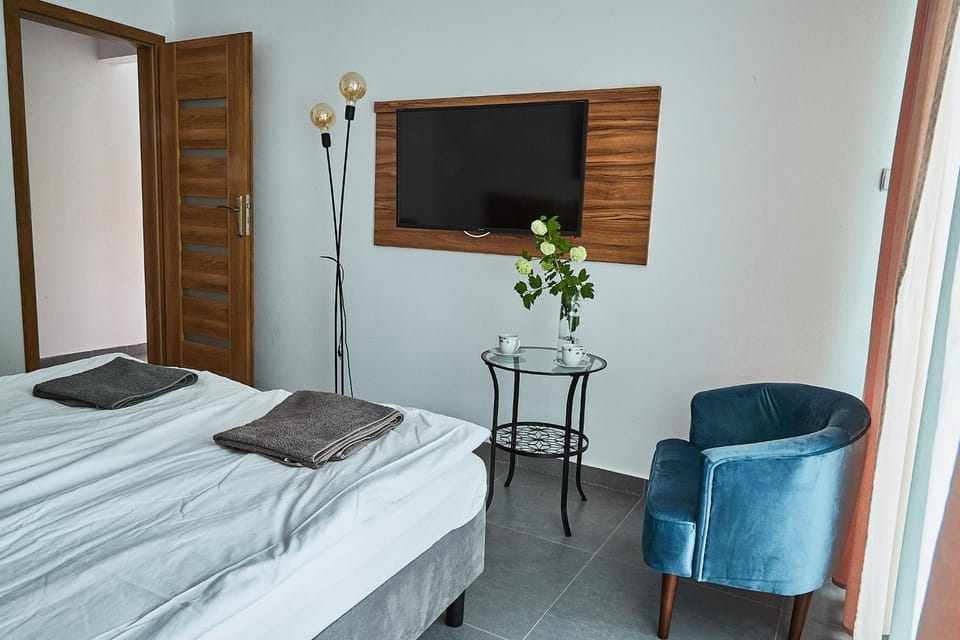Communal lounge/ TV room, TV and multimedia, Photo of the whole room, Bedroom