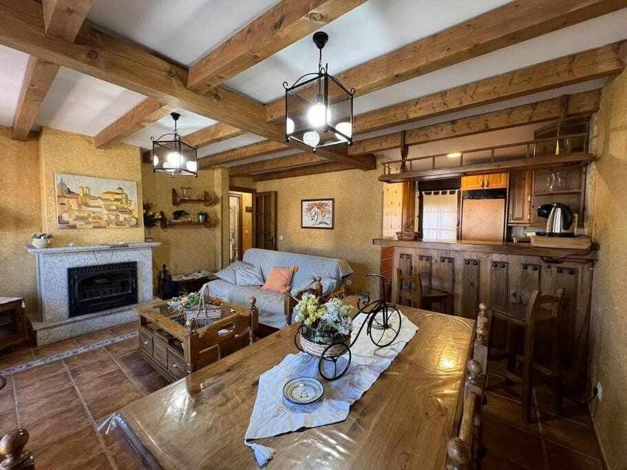 Coffee/tea facilities, Kitchen or kitchenette, Living room, Seating area, Dining area, Food, flat iron