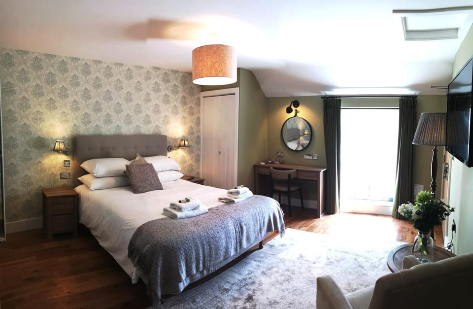 Shower, Bed, TV and multimedia, Coffee/tea facilities, Kitchen or kitchenette, Photo of the whole room, Decorative detail, Seating area, Bedroom, internet, internet, minibar, stove, toaster