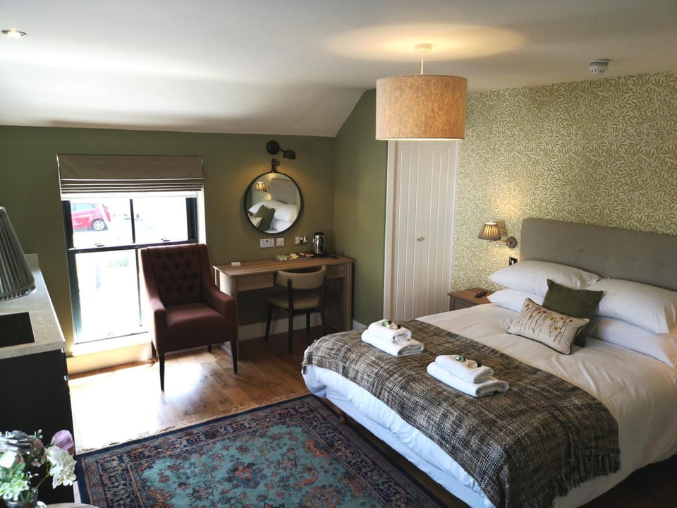 Shower, Bed, Bathroom, TV and multimedia, Coffee/tea facilities, Kitchen or kitchenette, Photo of the whole room, Decorative detail, Seating area, Bedroom, internet, internet, minibar, stove, toaster