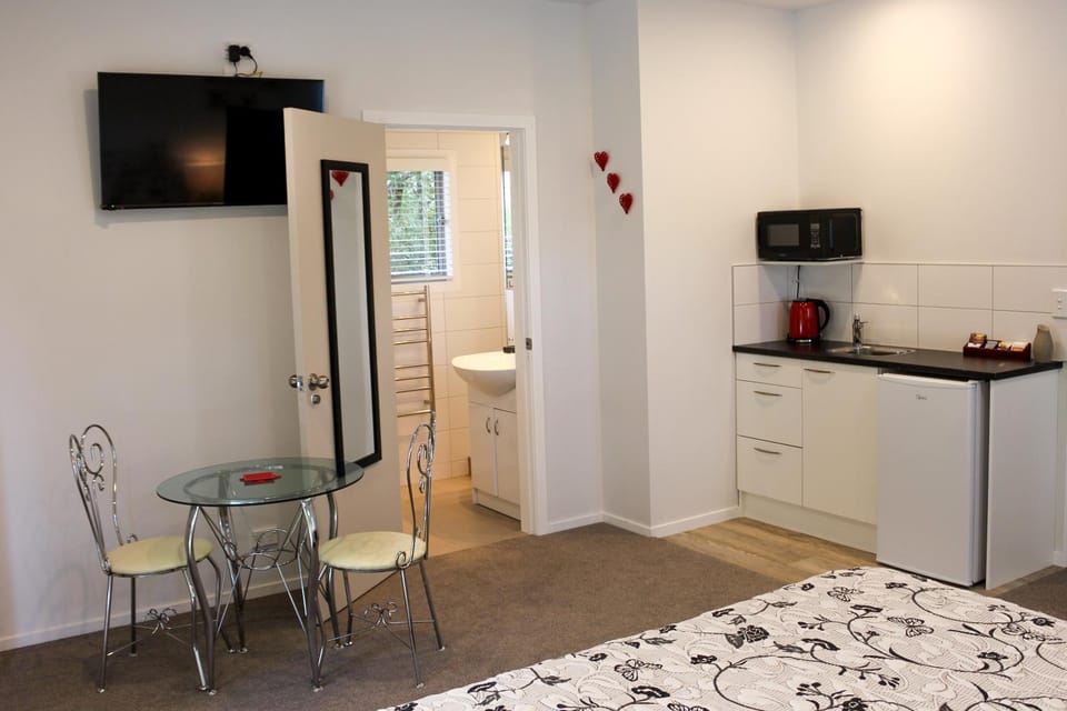 Coffee/tea facilities, Kitchen or kitchenette, Dining area