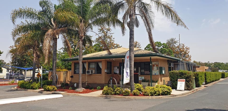 Property building, Facade/entrance, Lobby or reception