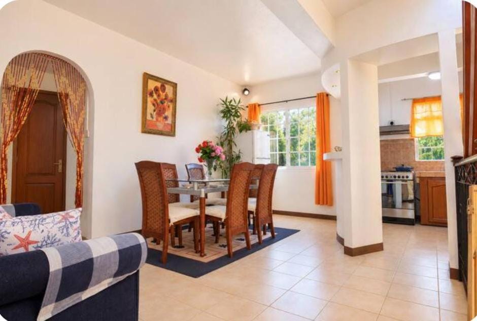 Kitchen or kitchenette, Dining area, oven, stove