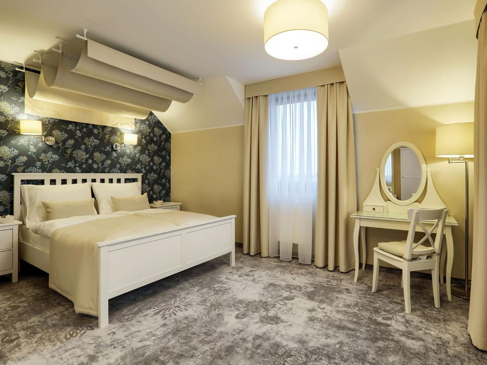 Bed, Street view, Non alcoholic drinks