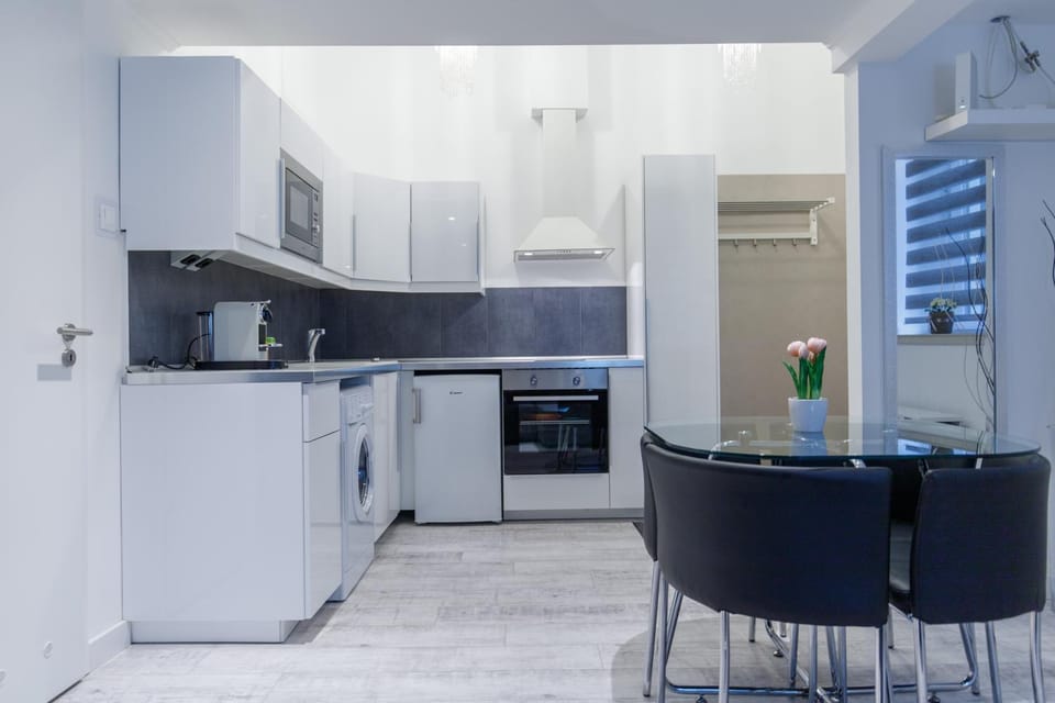 Kitchen or kitchenette, Dining area, minibar, pet friendly, stove