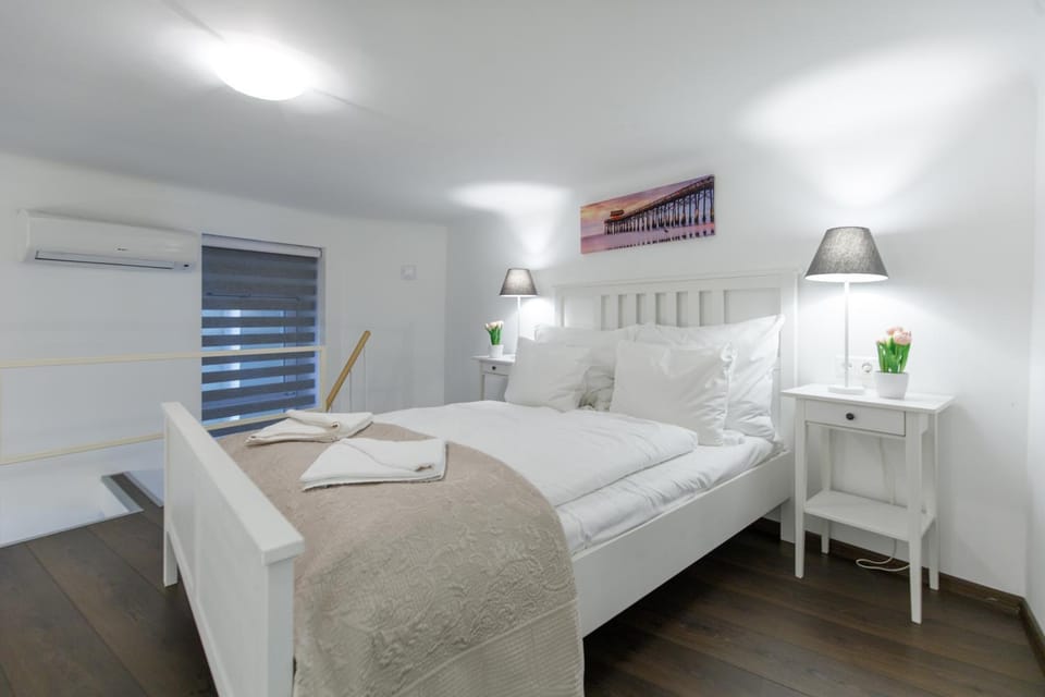 Bed, Photo of the whole room, towels
