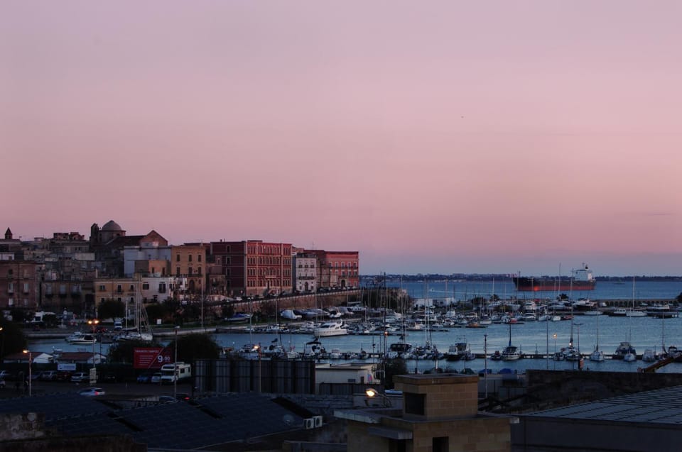 Property building, Nearby landmark, Restaurant/places to eat, Supermarket/grocery shop, Shopping Area