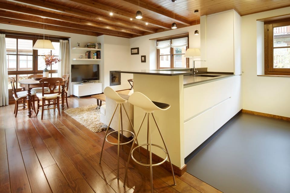 Kitchen or kitchenette, Dining area