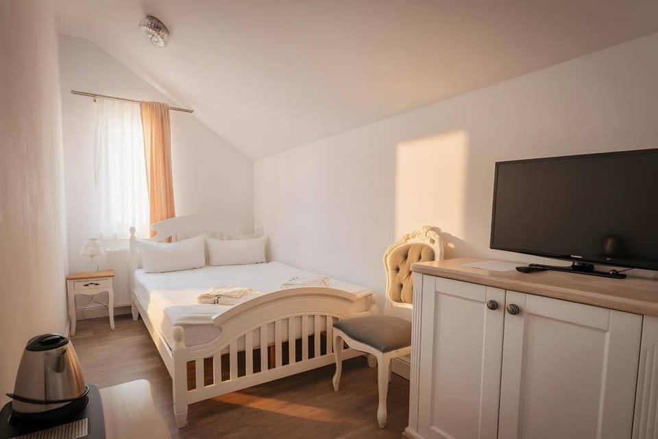 Bed, TV and multimedia, Photo of the whole room, Bedroom